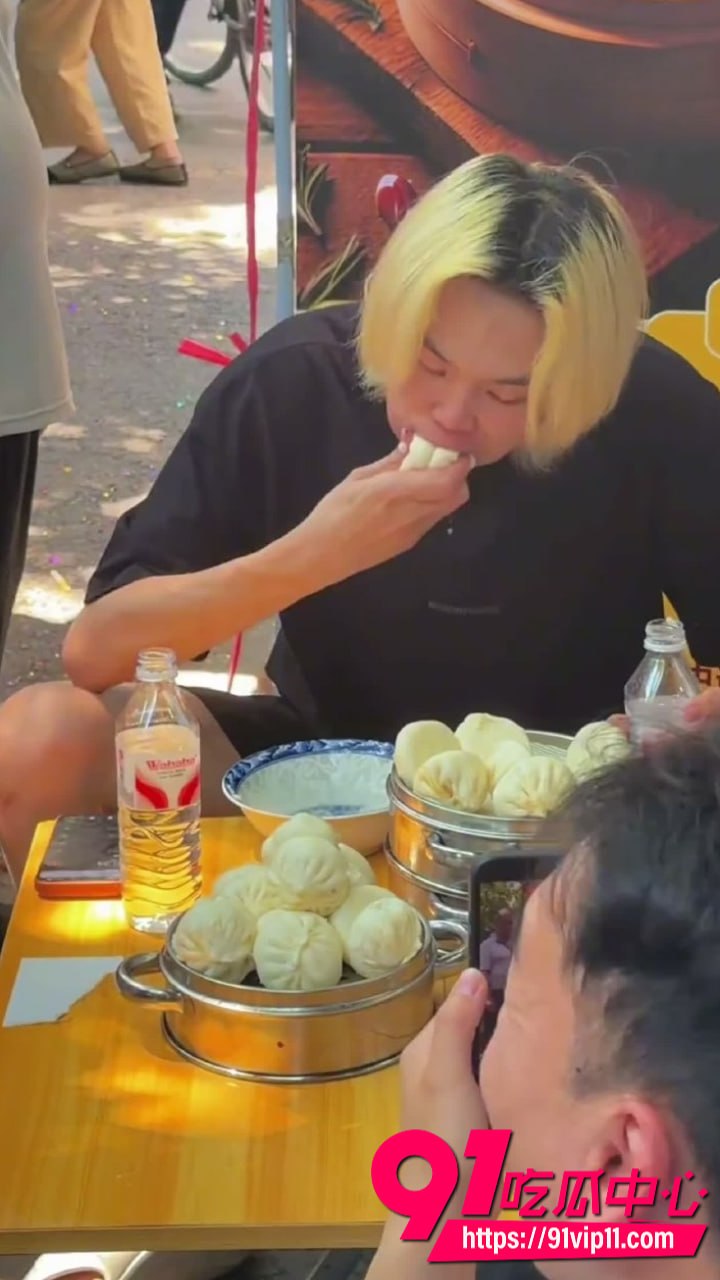 小哥街头挑战10分钟吃10笼大包子2 4