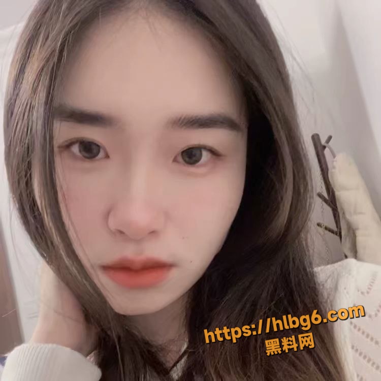 内蒙古乌兰浩特 张雪萌 绝世骚逼到处约炮人人可操的公交车 被二十多个男人玩弄过！