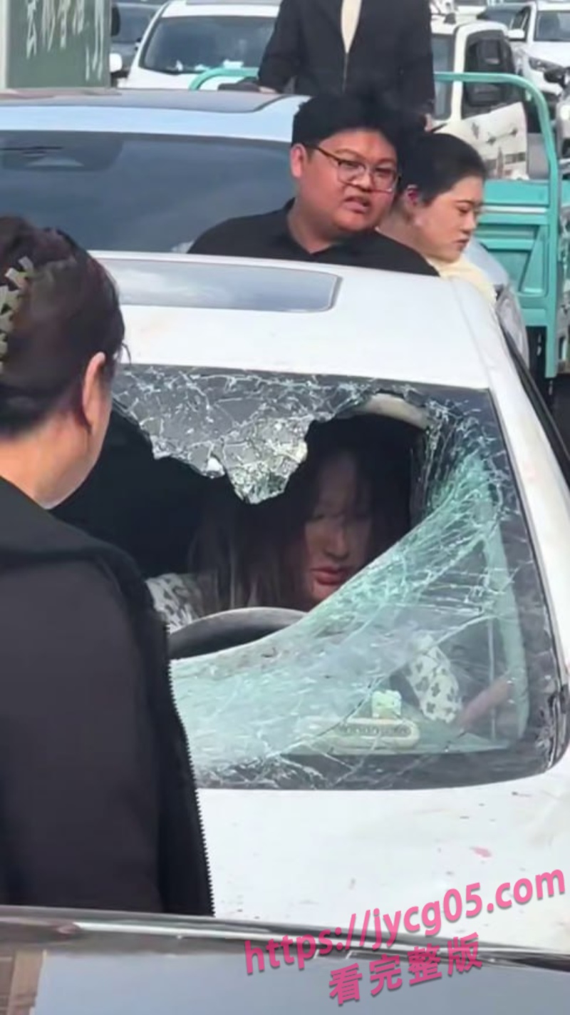 河北邢台情感大战实录！原配怒找小三算账 小三躲车里不敢出来 配图2