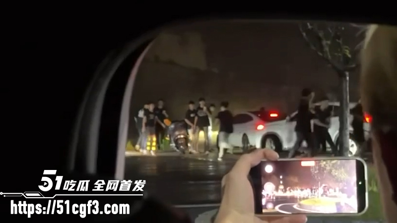 宁乡任福路百人战  两伙小年轻持械互砍驾车冲撞 9