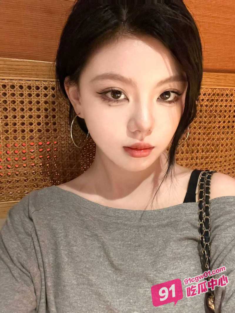 深夜撸管推荐～美女滨边栞帆与同事雨中淋湿 换衣之时被同事撩拨侵占！ 配图2