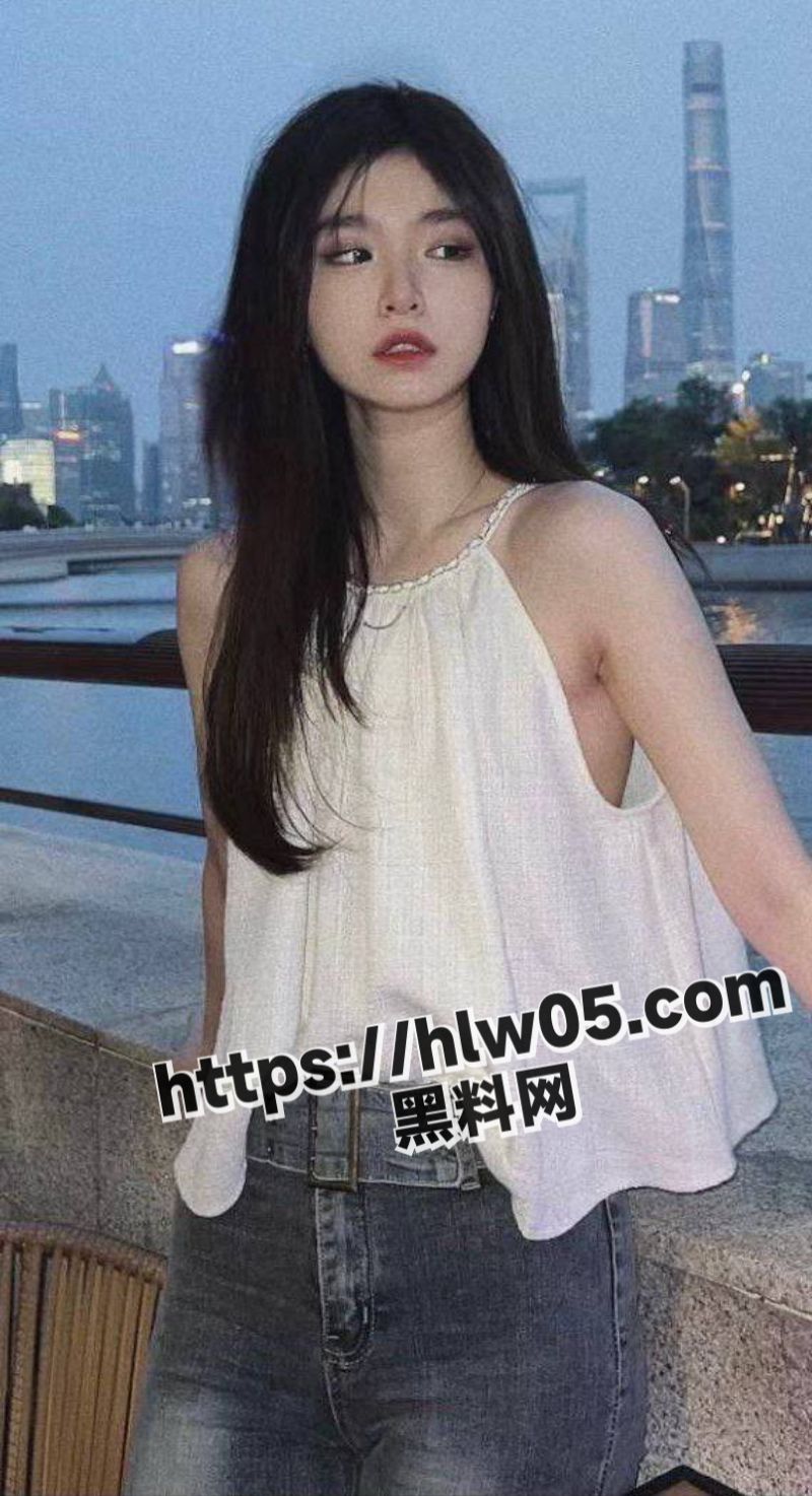 上班的骚女同事在公司团建结束送她回家就开始强上她 不反抗从而有了后续的多次约炮！