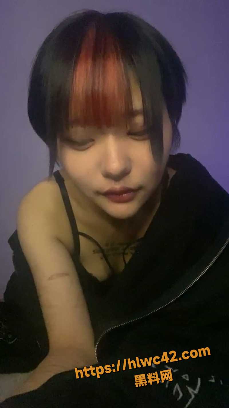 反差婊精神小妹 三花 黑衣湿身诱惑 边脱边摸大尺度福利流出