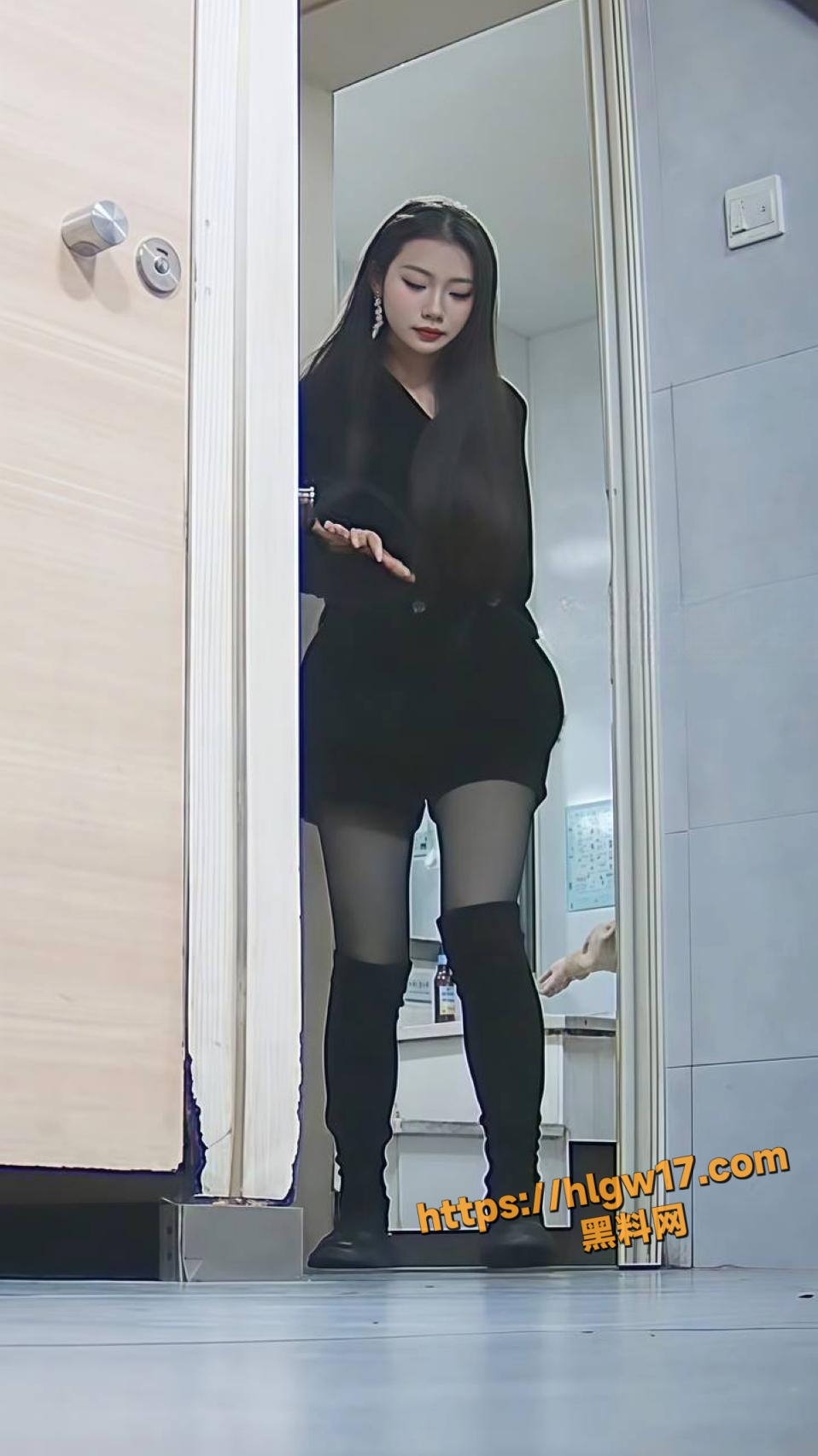 精选厕拍 偷拍大神潜入女厕偷拍小姐姐们放尿 颜值超高 惊现白虎嫩穴 颜值不输二线明星！