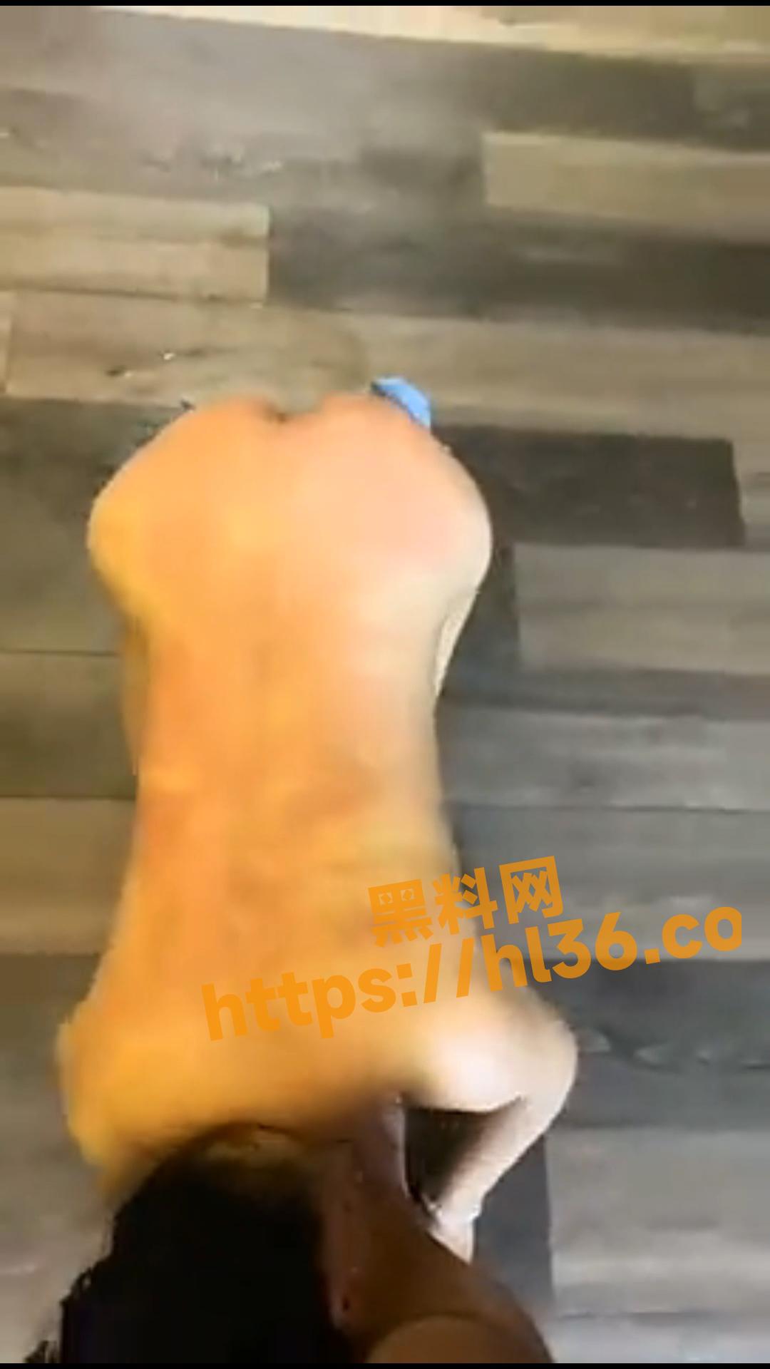 极品小美女竟然被调教成母狗 跪在地上被皮鞭抽到喷水漏尿 全身是伤 下手太狠了