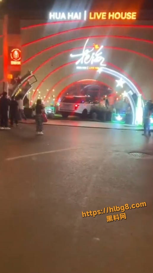 这得吊销驾照吧 2日凌晨1点 山西太原花海 两个男的酒后发生矛盾开车撞人！