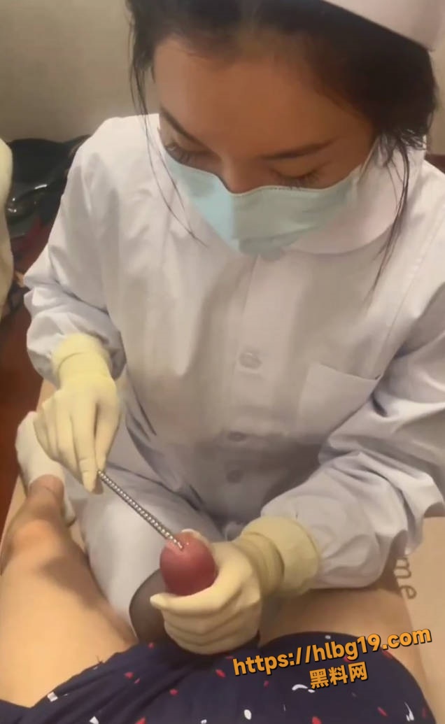 看的鸡巴疼 真是大千世界无奇不有 这是玩什么没看懂 女护士用螺旋铁杆插马眼！