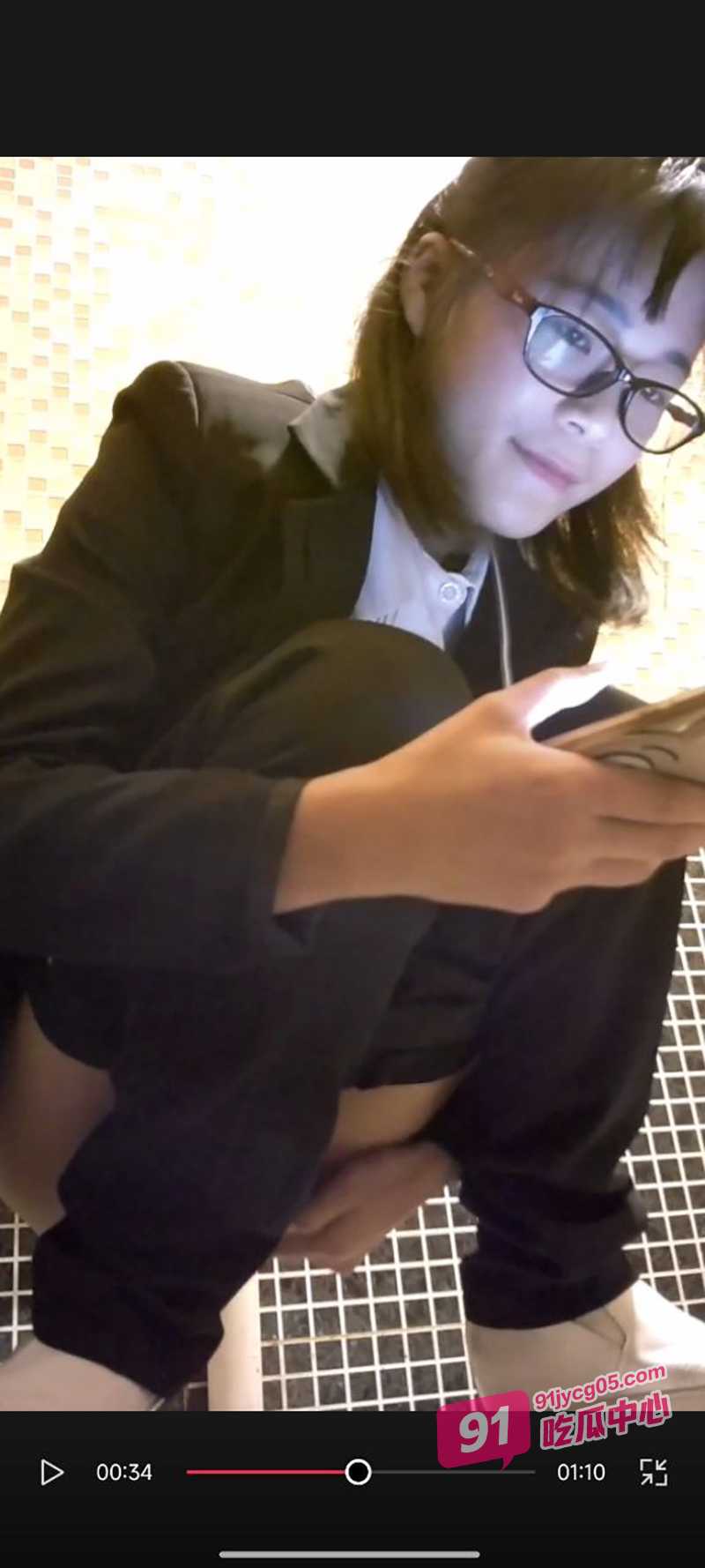 女厕全景偷拍～极品翘臀长腿美女私处肥美鲍鱼直面镜头！ 配图6