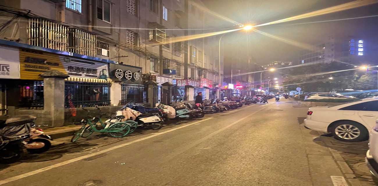 两男子想拿钓到的鱼和小姐姐换炮十分钟美好时光 拿鱼可以换万物