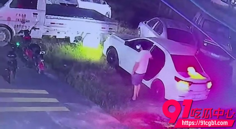 车震偷拍曝光 男女车内激情性爱 被监控清晰抓拍女主颜值身材不错 但地方选的不对被人监控录下尴尬了6