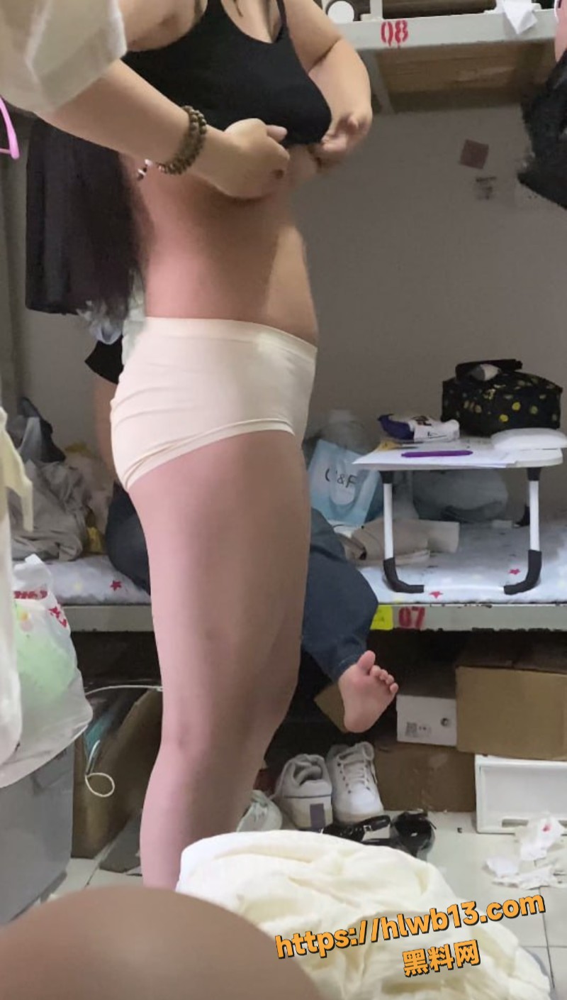 女生宿舍偷拍舍友全裸换衣 美乳翘臀三点全露 青春肉体一览无余！