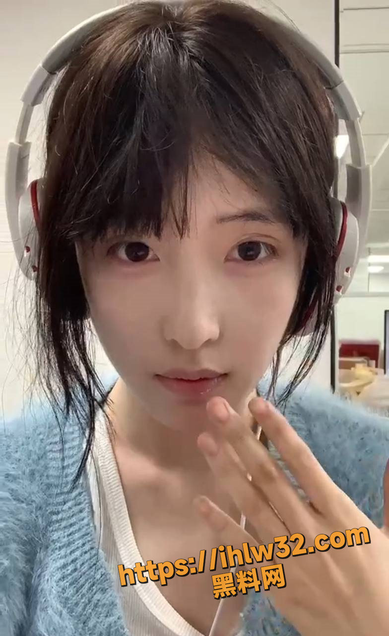 抖音网红反差高中生 乖巧可爱的小姑娘 私底下是极品骚母狗 给榜一大哥拍宿舍自慰抠逼视频 千里送骚逼