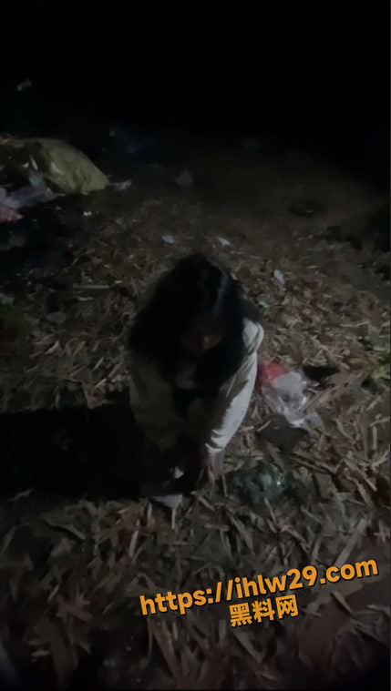 学生妹挖墙角挖到大姐大身上，被拉到小树林一顿暴打加下跪道歉 视频流出，对白清晰！