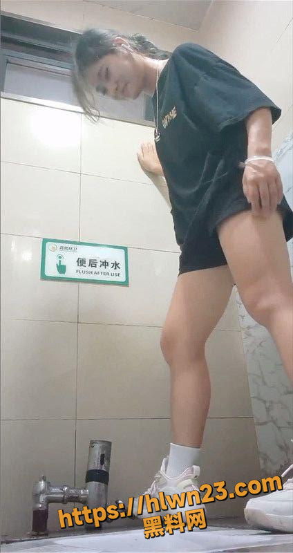 厕所偷拍系列 拍摄到奇葩的一幕 男女双人共同入厕 姐姐上厕所 弟弟来观摩 还动手去摸姐姐哪里！