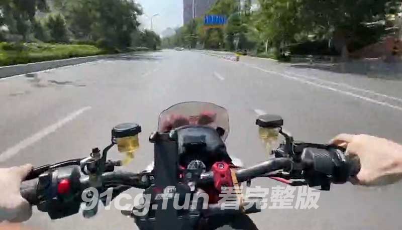 摩托车骑手挡骑逝 行车记录仪拍下鬼探头切路被SUV撞翻 赶投胎现场