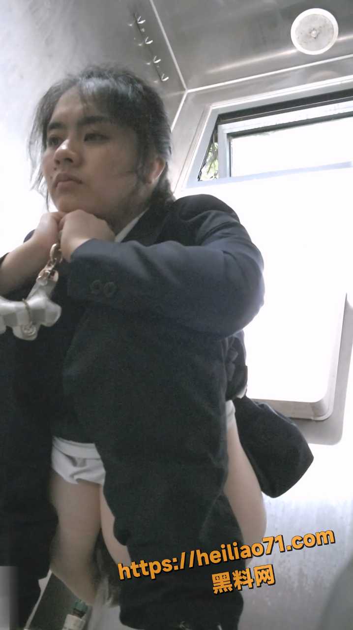 师范学院附近公厕 正面全景露脸偷拍学妹尿尿 饱满的大阴唇！
