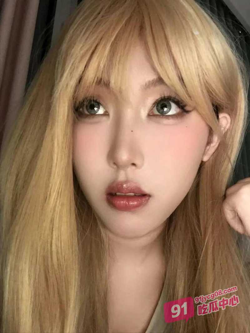 母子乱伦之和朋友一起3P美艳小妈 多角度轮流猛干爽翻了～ 配图