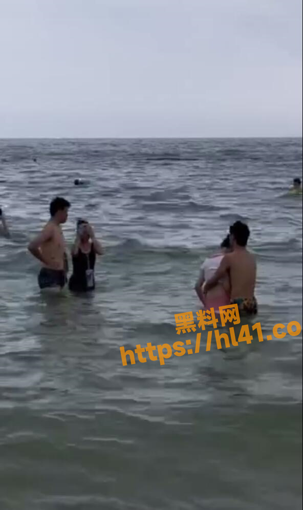 传统的游泳池招妓方式已经OUT了 现在流行海边玩海鸡 咸咸的海水咸咸的逼！
