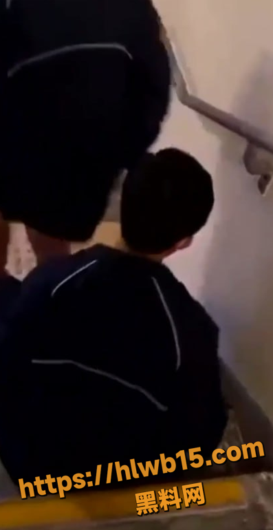 香港唐楼楼梯变AV片场 路人路过一句话 女生当场弃裤裸腿逃命 画面太炸裂！