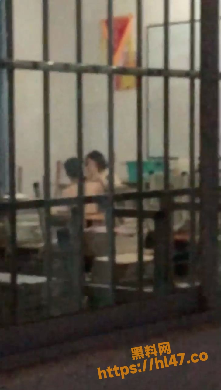 灯火通明的教室内也有小情侣的疯狂性爱表演 裸体女上位在教室内彰显两人的性爱高潮！