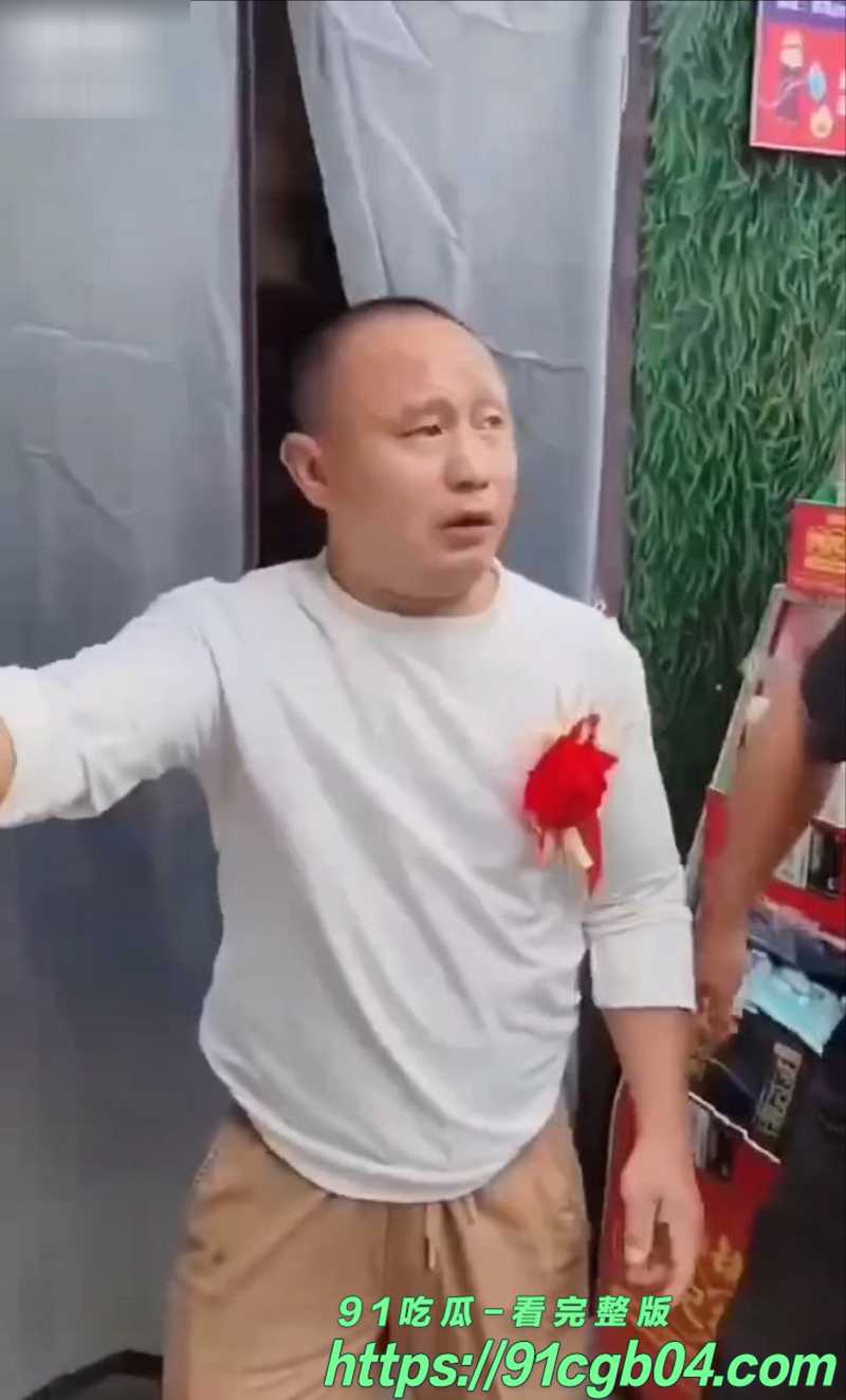 这个世界越来越疯狂！有人竟然选择与充气娃结婚 还大摆宴席请客吃饭 结婚现场曝光流出！
