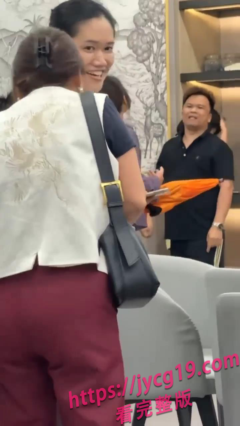 广东咖啡店抓奸翻车 原配当众撕小三场面失控 配图6