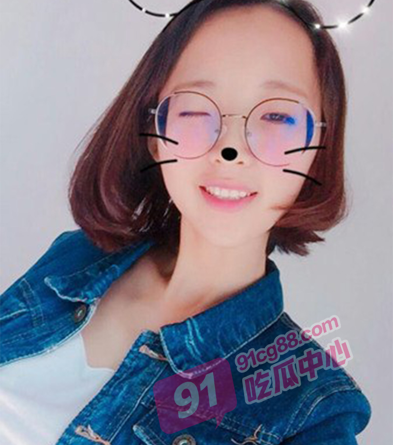 沈阳极品眼镜学妹 人瘦奶大毛旺盛 外表清纯文秀 床上狂野放荡