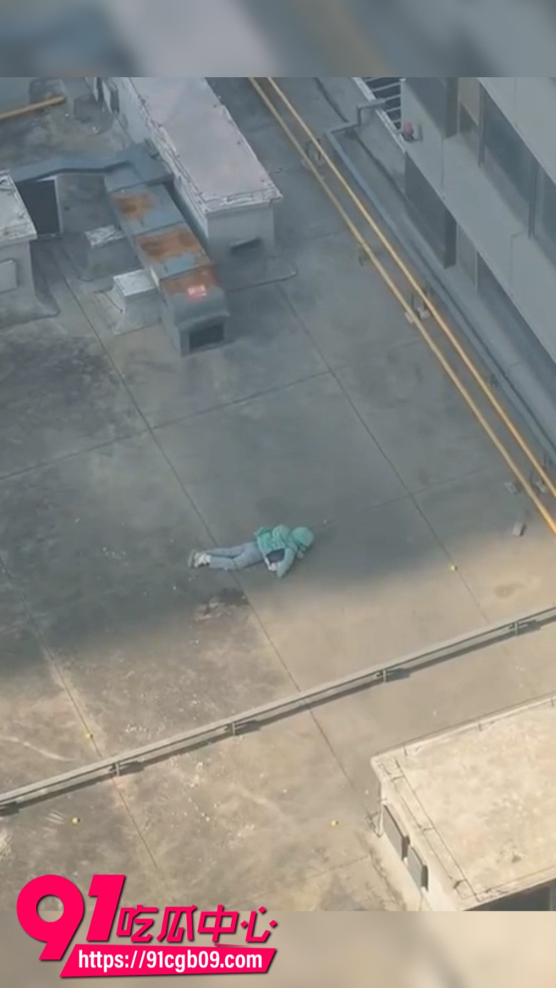 河北石家庄绿衣少女跳楼坠亡11