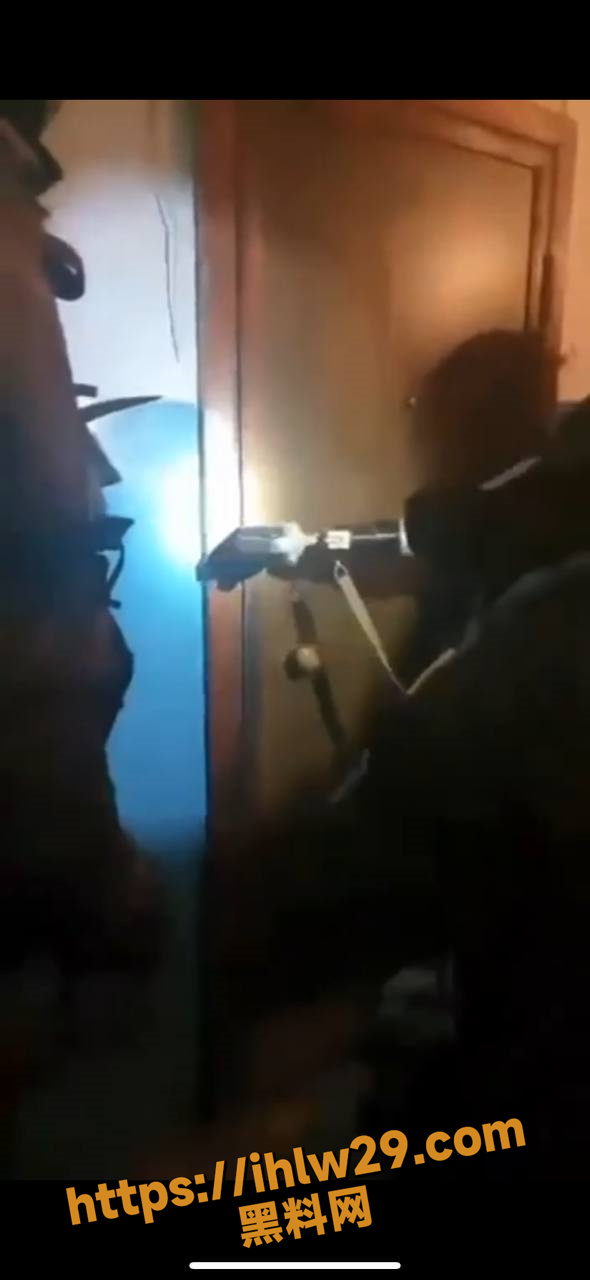 俄罗斯两名中学生故意烧毁一架空军米-8直升机 后续被特警抓获，据交代，乌克兰人承诺5万美金奖励！