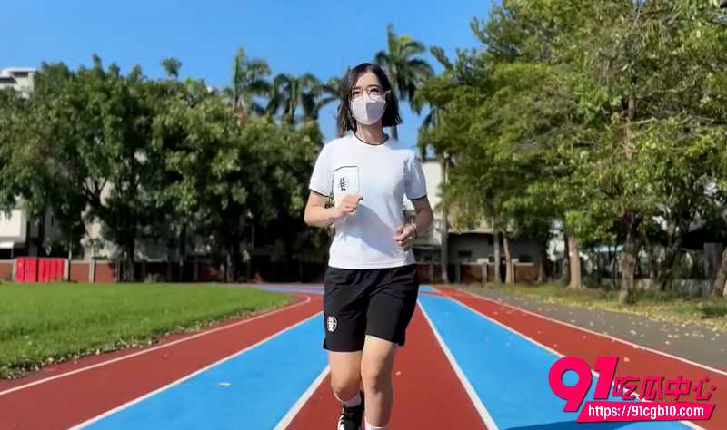 女神亚洲臀后ssrpeach校园跑步剧情 在操场跑步时抽筋被体育老师带到保健室按摩!
