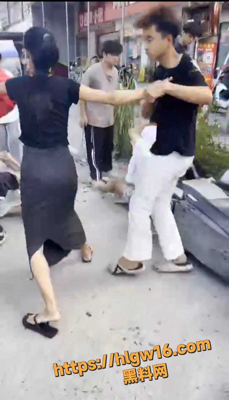 揭阳精神小伙骑九号炸街群架斗殴，父母拉不开火爆场面，年轻气盛街头乱象曝光!