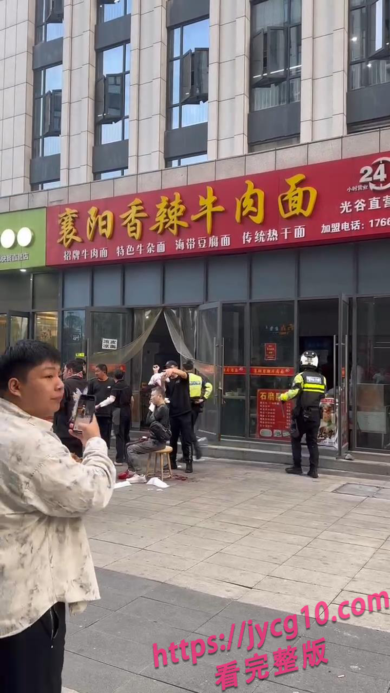 光谷面馆突发激烈冲突！顾客四散奔逃老板拖血冲出店！ 配图7