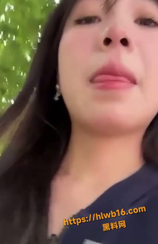 万元定制主人的任务第二期 公园露胸勾引大爷 粉嫩美乳极限挑逗 大爷只恨自己老伙计不争气！