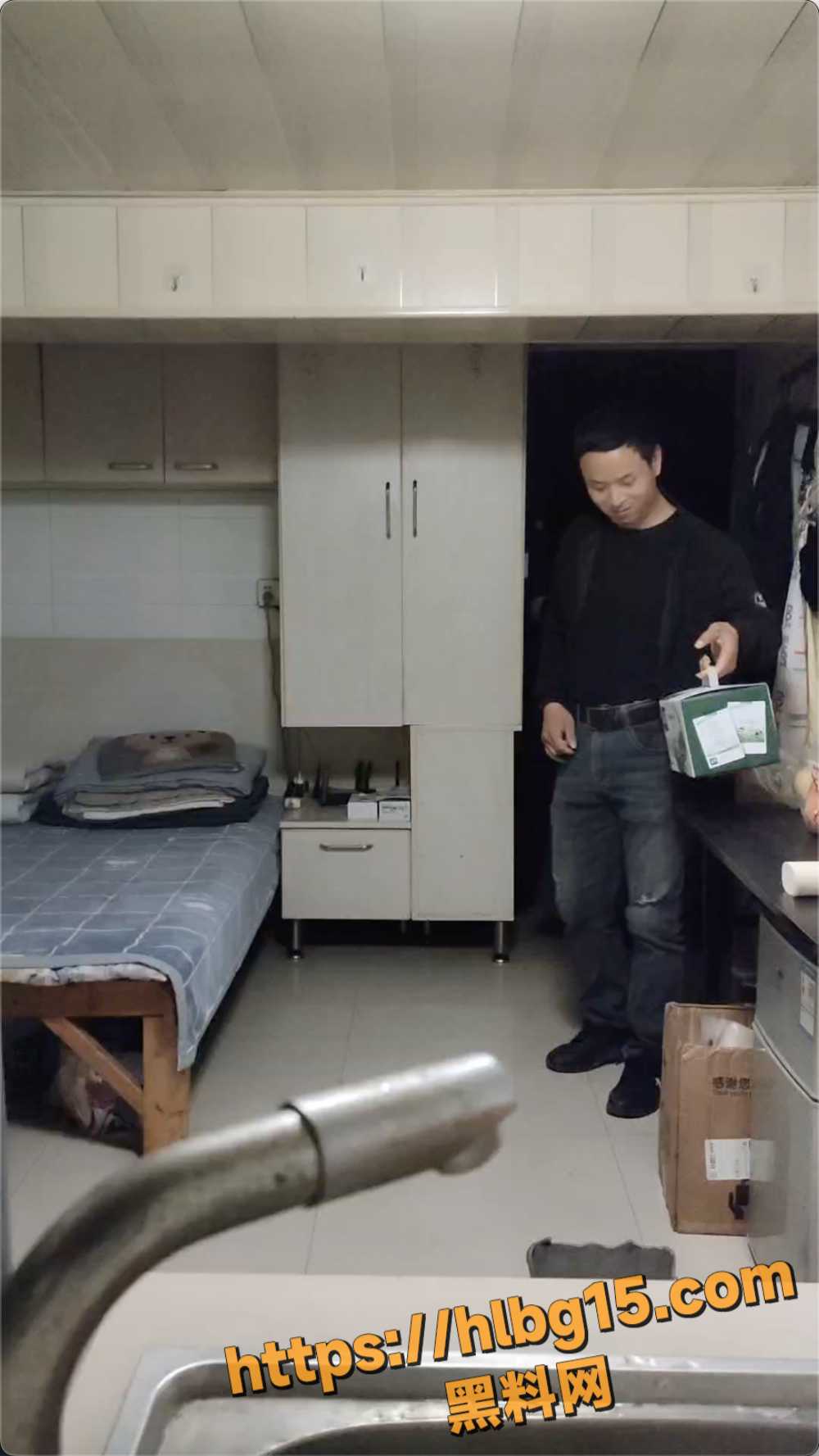 TS伪娘阿红劲爆大瓜精选之送奶篇！一箱牛奶换不锈肛内的温暖 寒冬腊月暖肛传情！