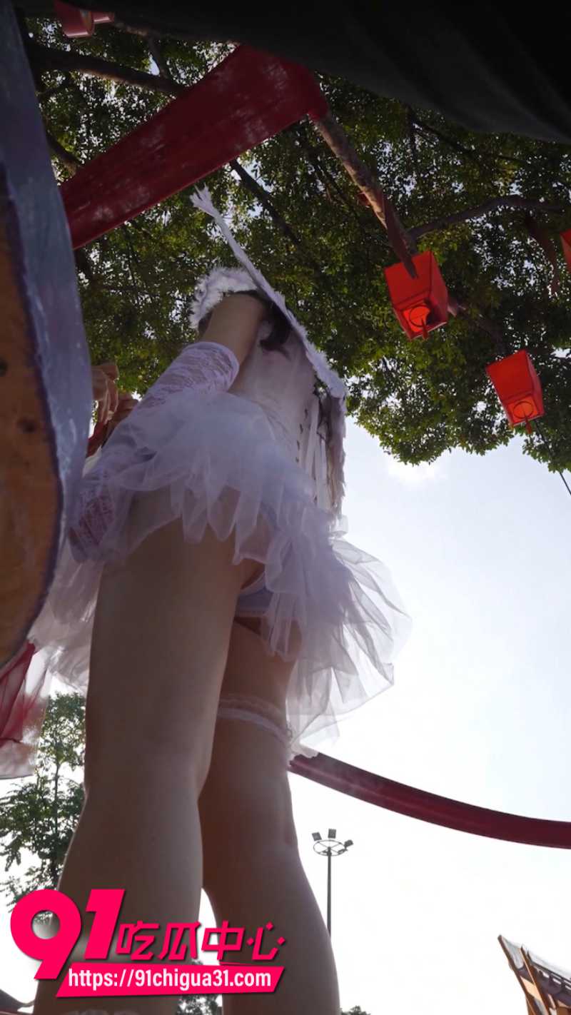 抄底大神极限偷拍游乐园NPC美女蓝色内裤5