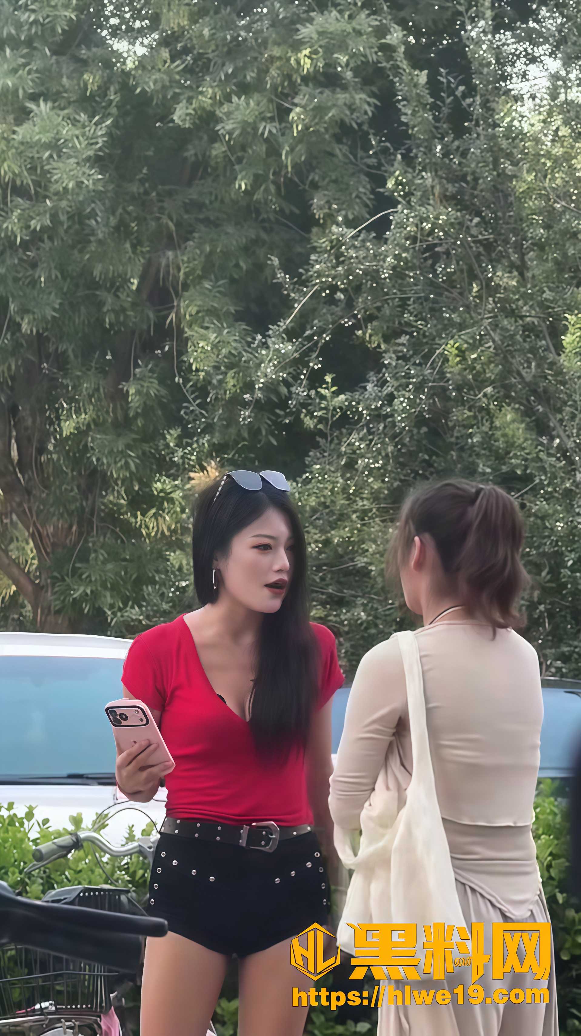 小红书热门 红衣女 当街大战 灰衣女 两边对象来了混战在一起 年轻人火气太大了