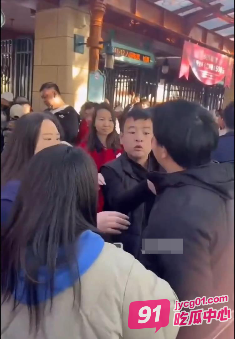 上海迪士尼又现打人事件 黄牛插队恼羞成怒一拳头破血流！ 配图4