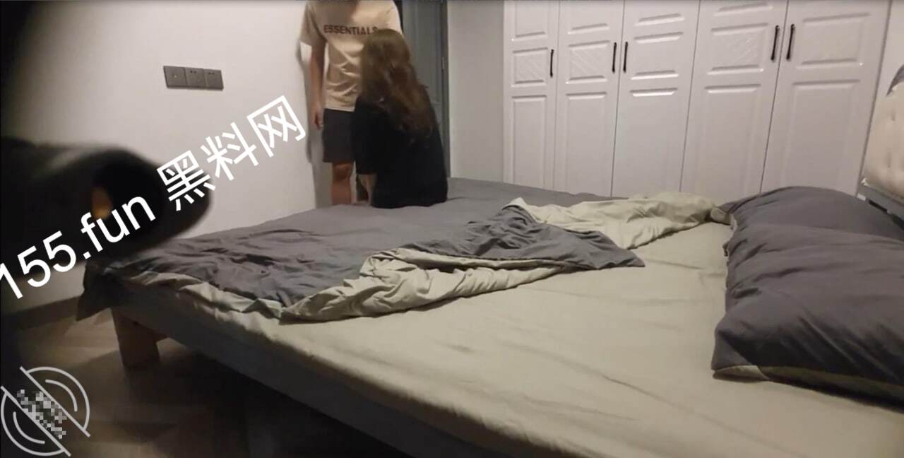 解封后的迫不及待，和弟妹做爱时⽼弟却突然来了我家！