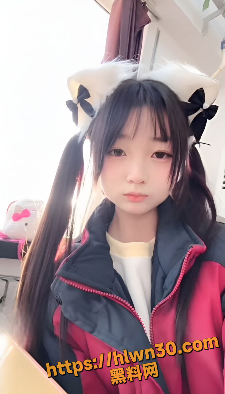 内蒙古高中生JK制服萝莉 张心洁 抠逼自慰淫水狂流 嫩穴秀奶头顶内裤 视频流出后才知道她真的骚到爆！
