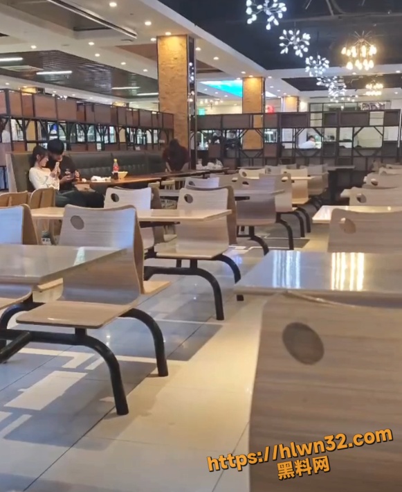 餐厅这么多人直接开干 现在大学都这么开放了？某高校情侣餐厅激战 丝毫不顾他人眼光 完整视频流出！