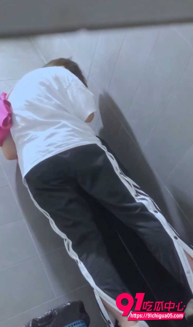 偷拍大神暗影7 潜入女厕捕捉醉酒拉拉厕所隔间狂吻扣逼视频 画面血脉喷张无法自拔