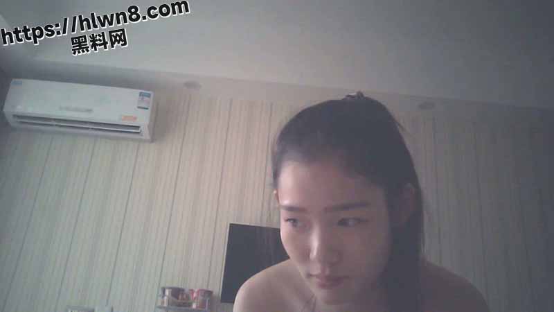 大哥约炮两妹子开房玩SM 点蜡烛烧逼毛 妹子差点就打他了 逼毛起火真是猎奇了！