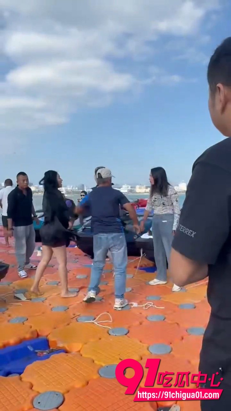海南三亚海边 三女爆发冲突 头发一拽倒地就干9