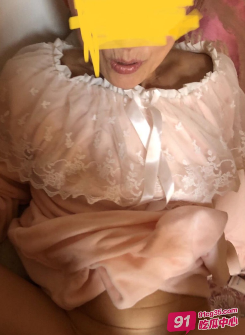 海角母子乱伦系列 在窗边疯狂干着娇小的母亲 疯狂抽插淫乱至极！ 配图2