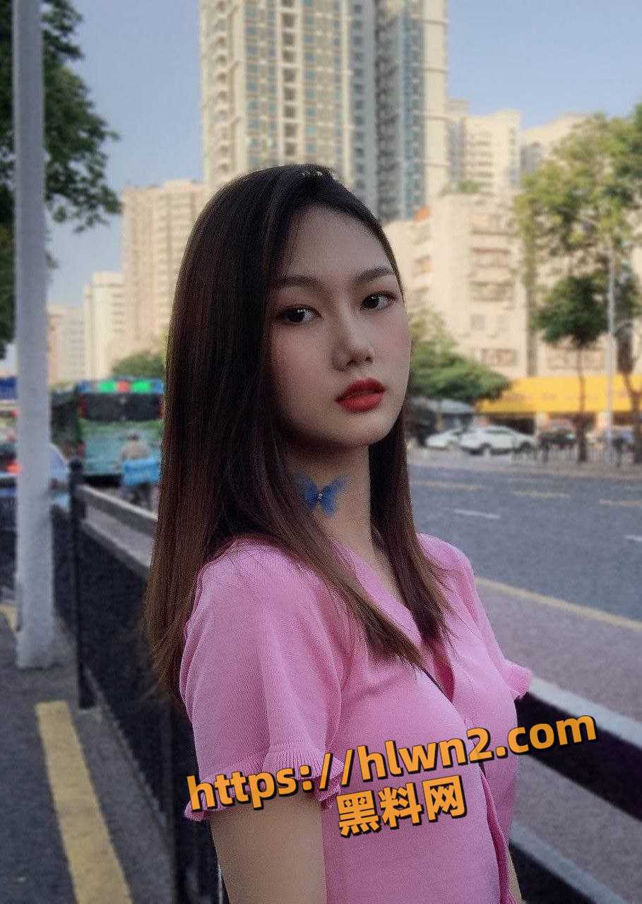 绿帽大哥分享自己的淫妻 极品反差母狗人妻性爱自拍 一遍玩着鸡也不忘放下她的道具！