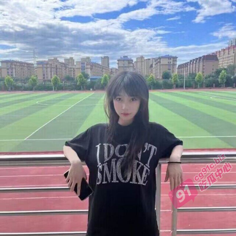 童顏巨乳学生妹~大眼睛搭配上楚楚可怜的样子 试问哪个男人不想征服?