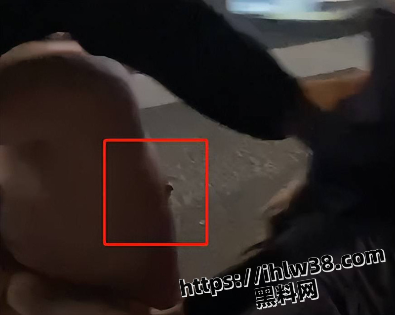 广西柳州两个路怒女孩上面精彩名场面 下车干架扒光对方衣服很是有亮点！