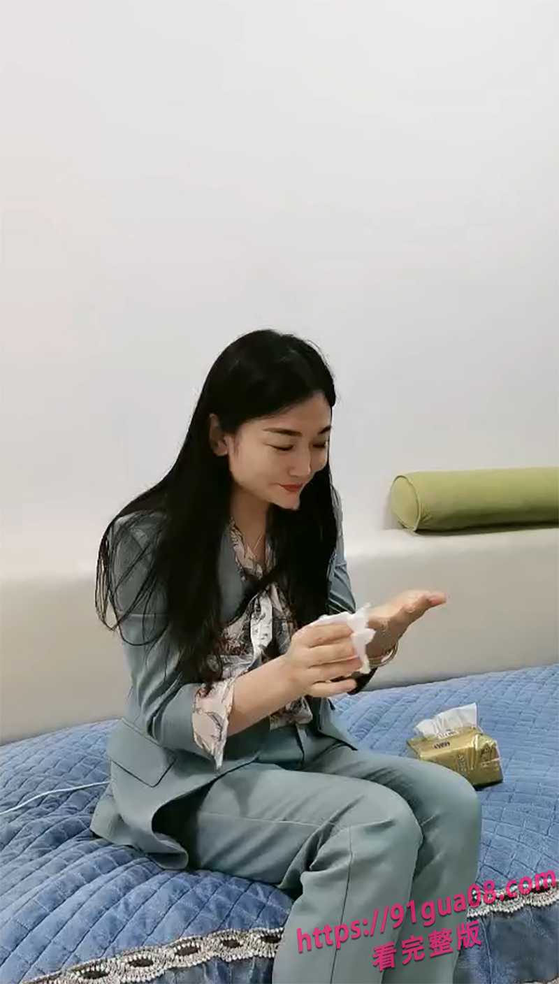 这还是邻家人妻吗？少妇在家直播回放被疯转