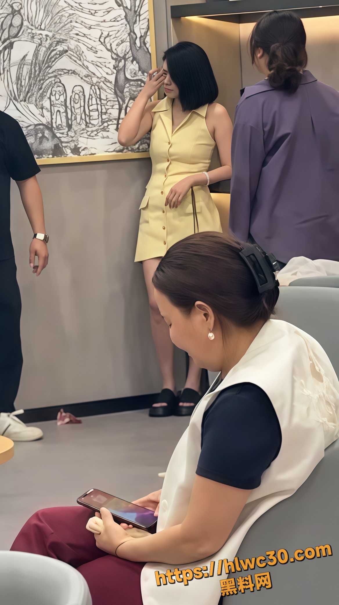 某地咖啡店内 原配抓奸撕逼大战 现场视频曝光 原配怒打小三反被老公训斥