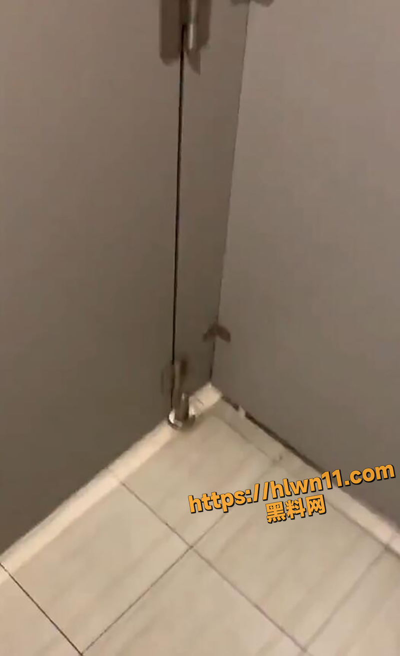 女子上厕所发现隐藏针孔摄像头 不敢上厕所称要报警 还得是女人心细啊 这都能被发现！